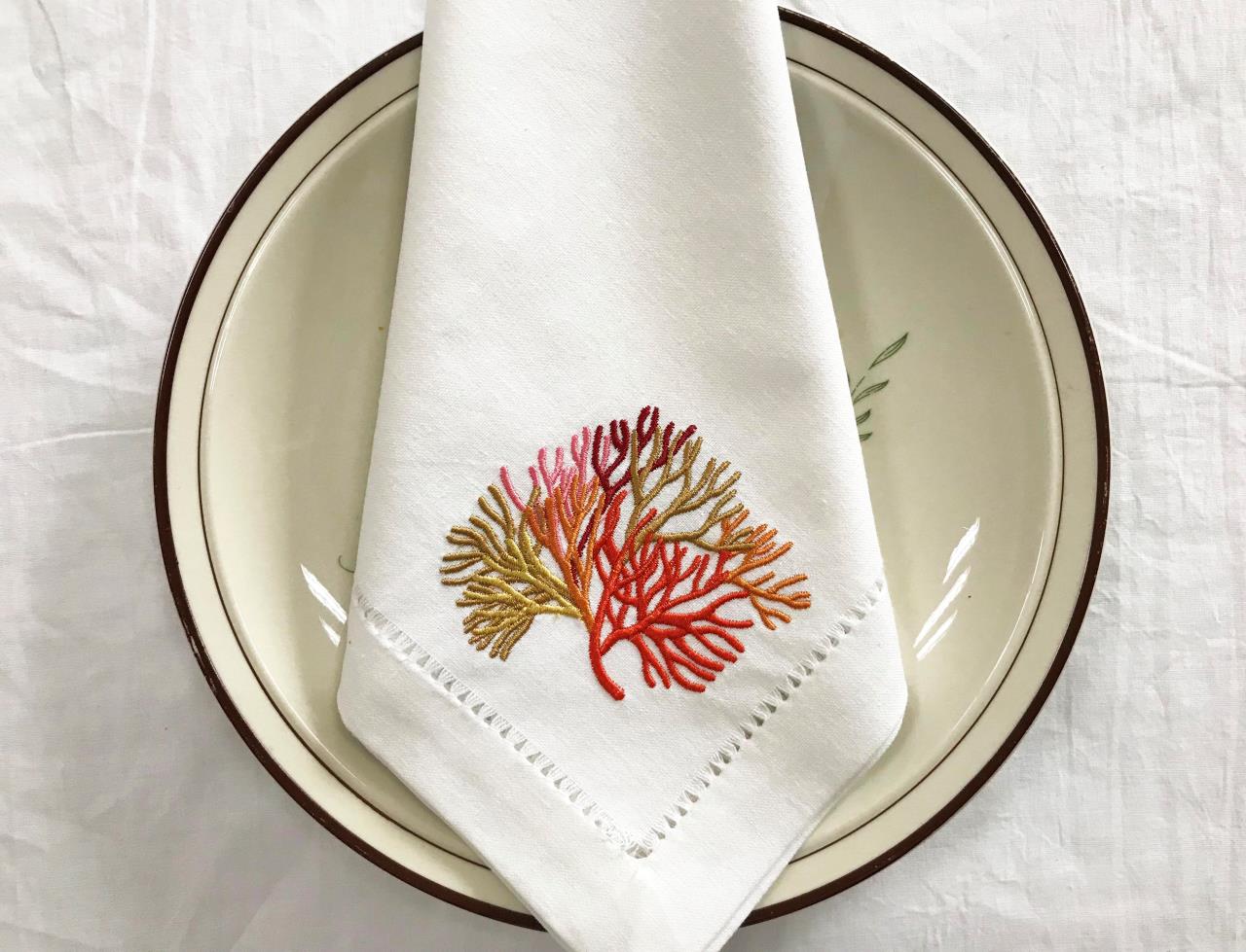 Tovaglioli ricamati con corall - Monogrammed Handkerchief recensione e prezzo